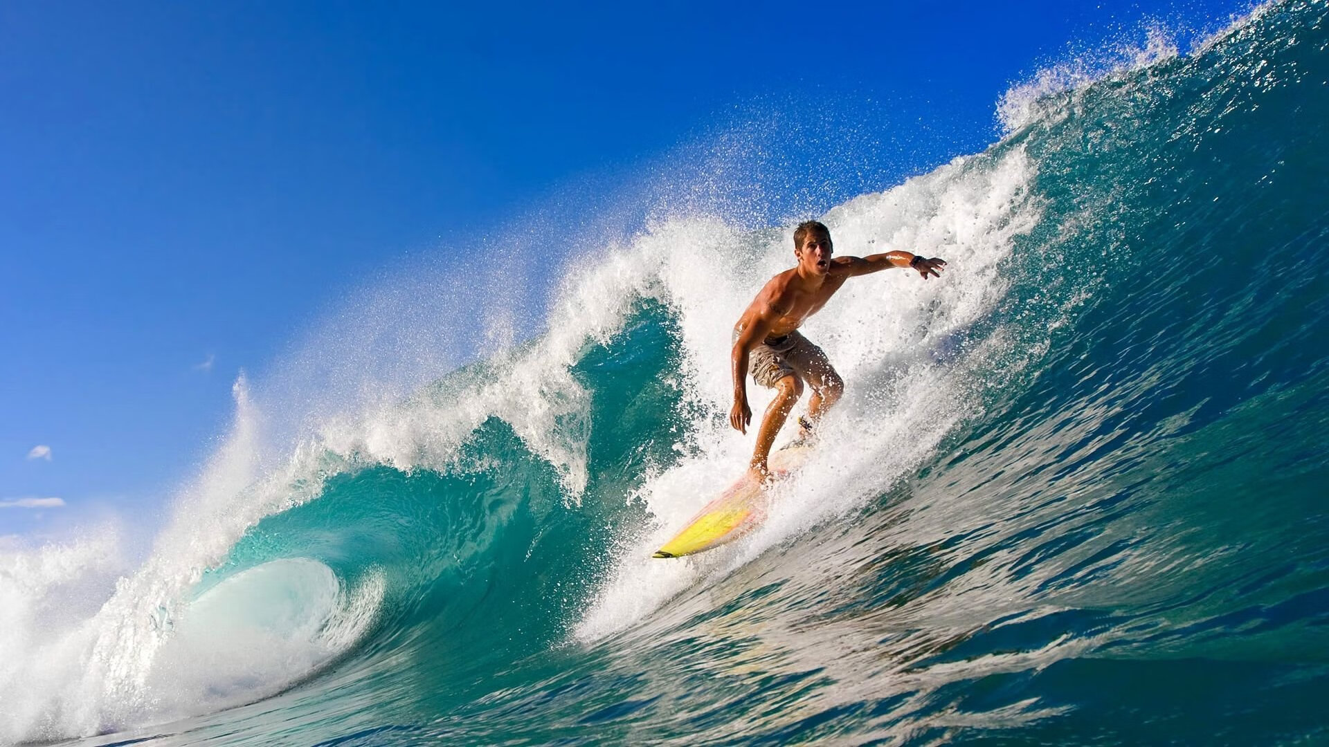 温网鏖战拉沃尔杯，阿尔卡拉斯惊艳四座，新时代网坛的交汇与新生